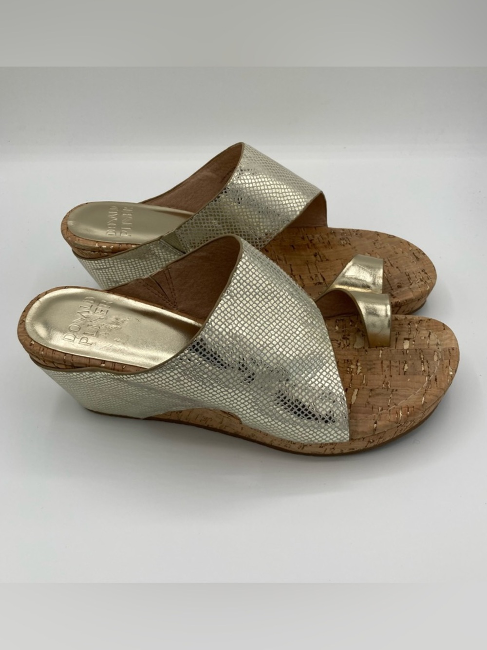 Donald Pliner Gyer Sandals Shoes Womens Size 8.5 Gold Leather Slip-On Wedge
